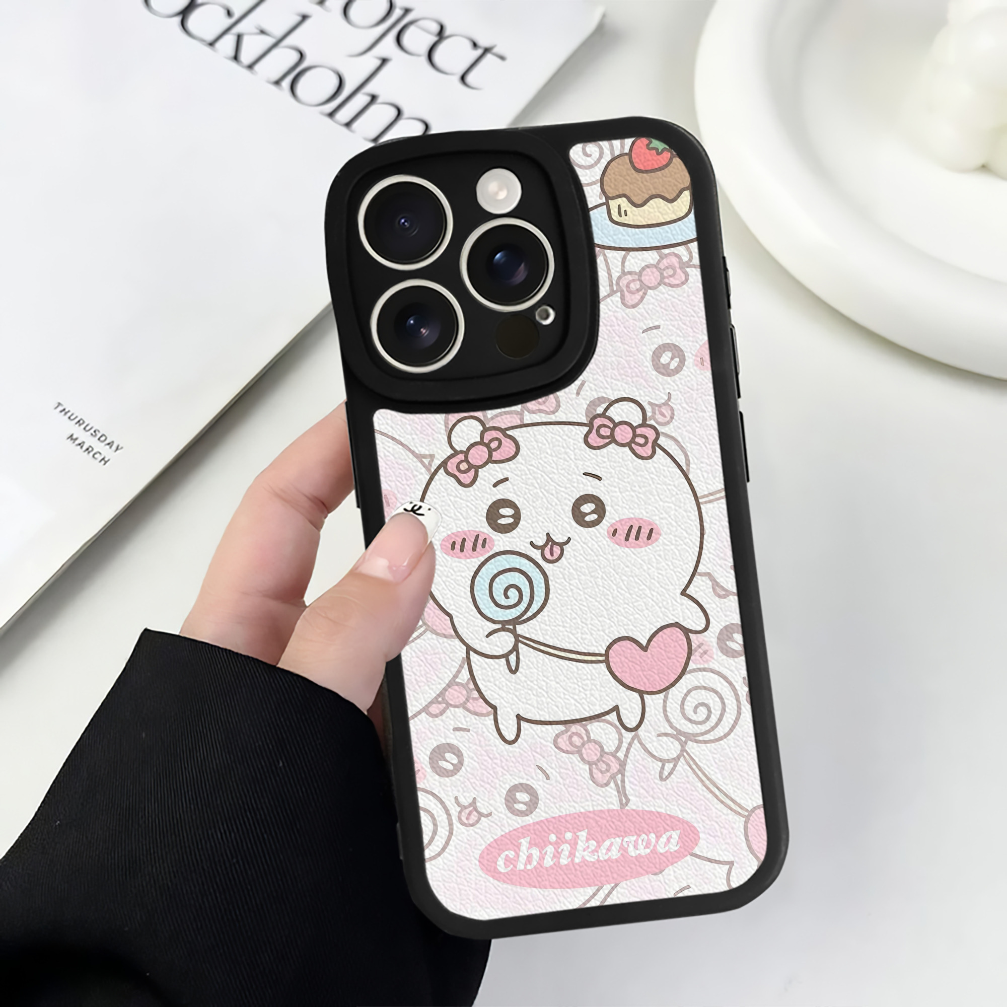 （画像用） ちいかわ Chii-kawa 【iPhone 16シリーズ対応】シリコンスマホケース（レザー調） 材質：シリコン